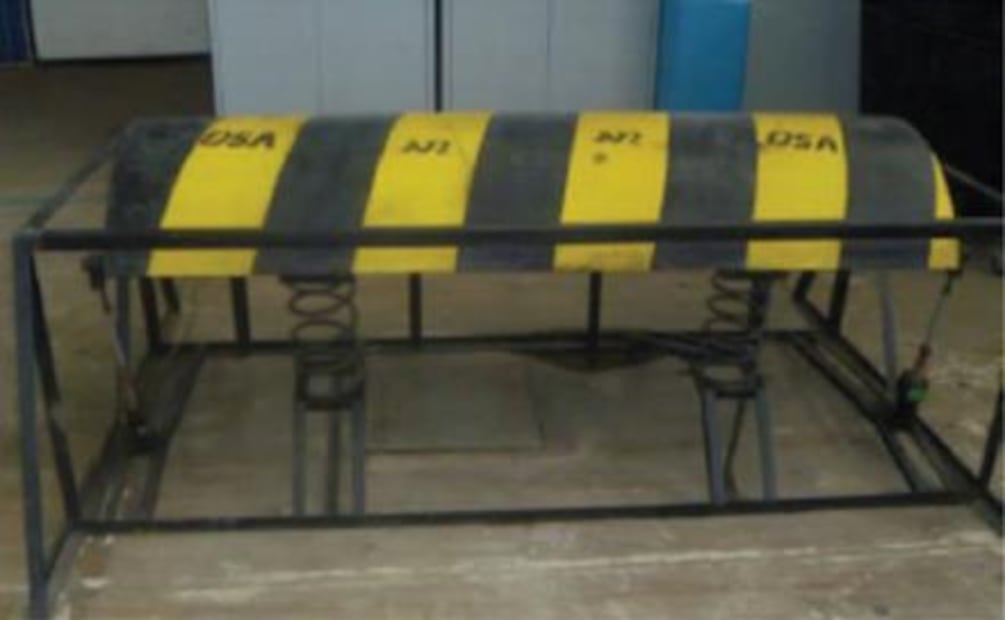 Generan energía eléctrica a partir de topes en la calle