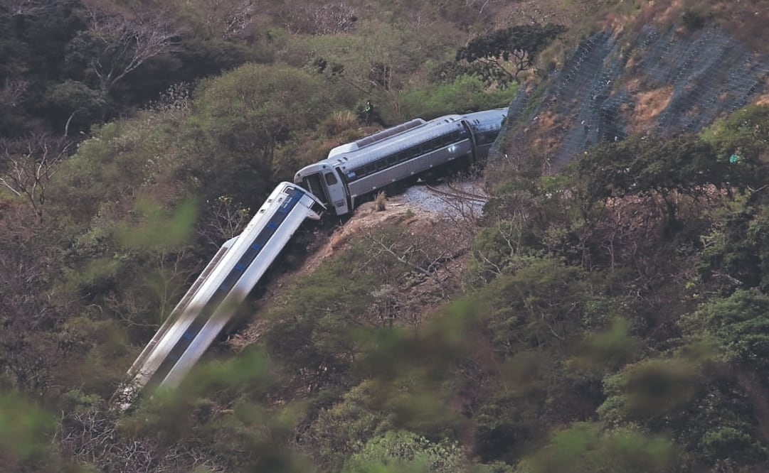 Aspecto del tren descarrilado, mientras se realizan los peritajes en el lugar del accidente. Foto: de EDWIN HERNÁNDEZ. EL UNIVERSAL