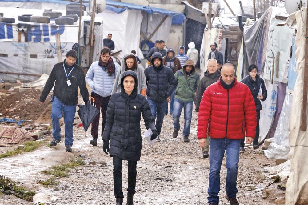 Durante una visita a refugiados, Jolie hizo un llamamiento a la comunidad internacional a no cerrar sus fronteras (MOHAMED AZAKIR. REUTERS)