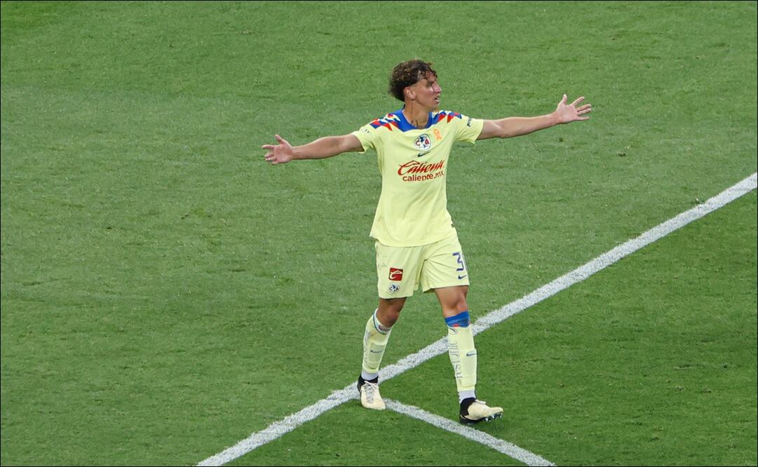 Igor Lichnovsky durante el Clásico Nacional en el Estadio Azteca - Foto: Imago7