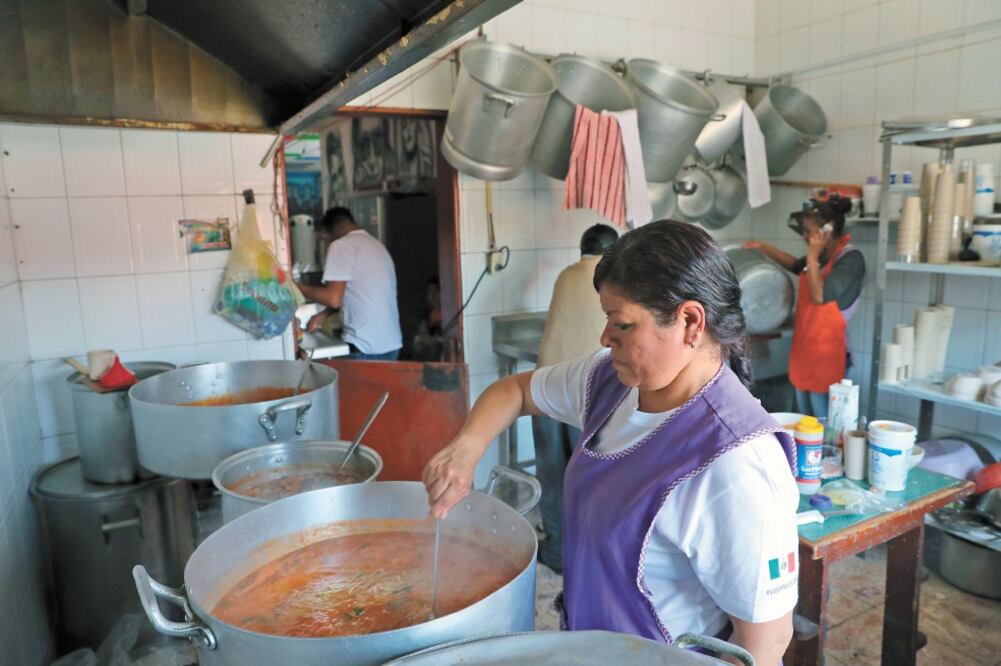 Por 10 pesos, en un comedor del Edoméx se sirve una comida completa. (JUAN CARLOS REYES. EL UNIVERSAL)