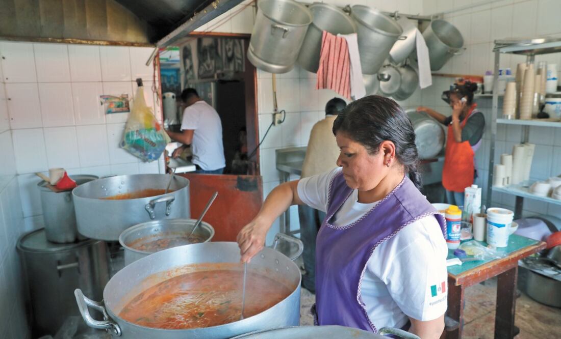 Por 10 pesos, en un comedor del Edoméx se sirve una comida completa. (JUAN CARLOS REYES. EL UNIVERSAL)
