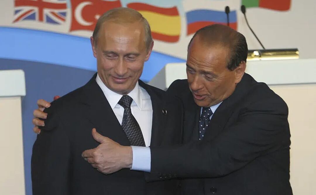 El presidente ruso Vladimir Putin, izquierda, y el primer ministro italiano Silvio Berlusconi acuden a una cumbre de la OTAN. Foto: AP