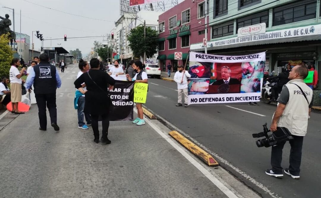Los familiares bloquearon la avenida Chimalhuacán en ambos sentidos, frente al Palacio Municipal de Nezahualcóyotl, obligando a los usuarios de Mexibús a caminar. Foto: Rocío Melgoza. EL UNIVERSAL