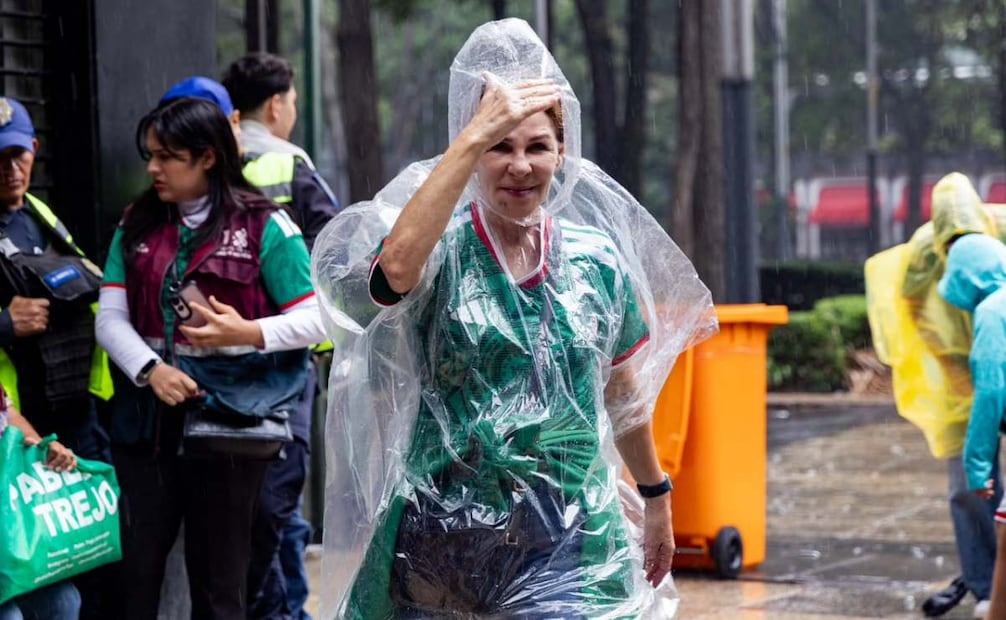 Lluvia sorprende a personas en Avenida Paseo de la Reforma, antes del partido de futbol Inglaterra contra México. Foto: Hugo Salvador / EL UNIVERSAL