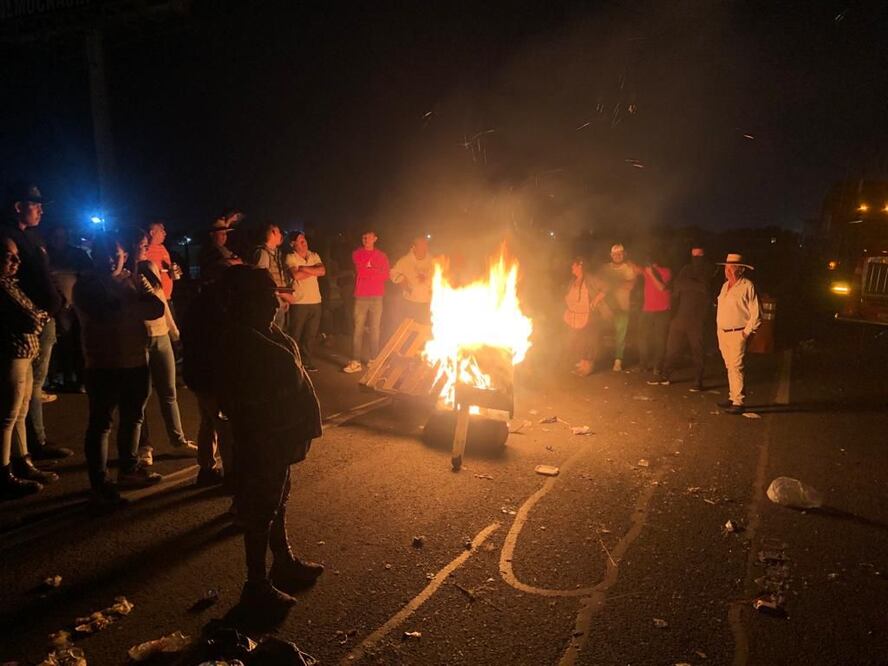 Manifestantes encendien fogatas en espera de que se presentaran funcionarios del gobierno del Edomex. Foto: Especial