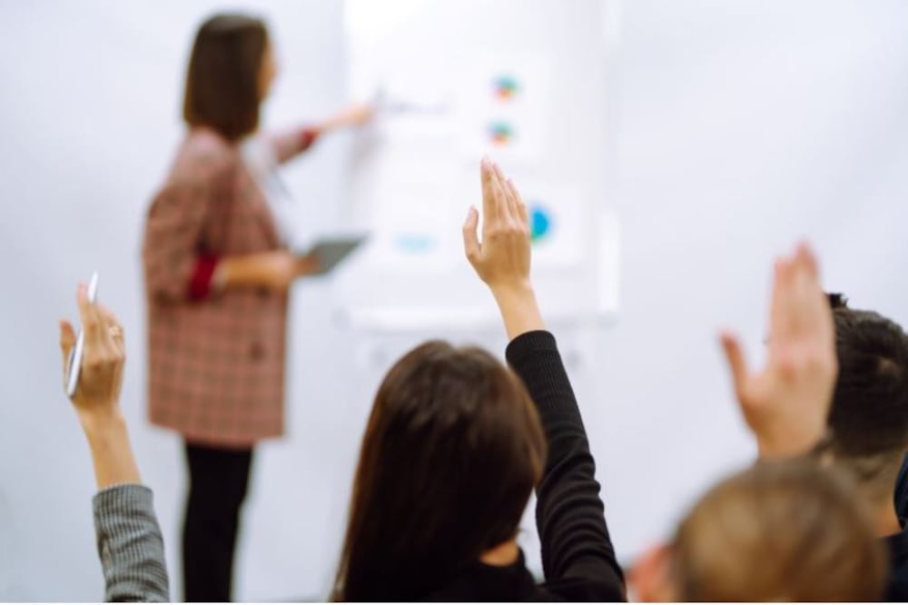 Formar jóvenes críticos y responsables es la misión que nace del amor por la política. Foto: Pexels