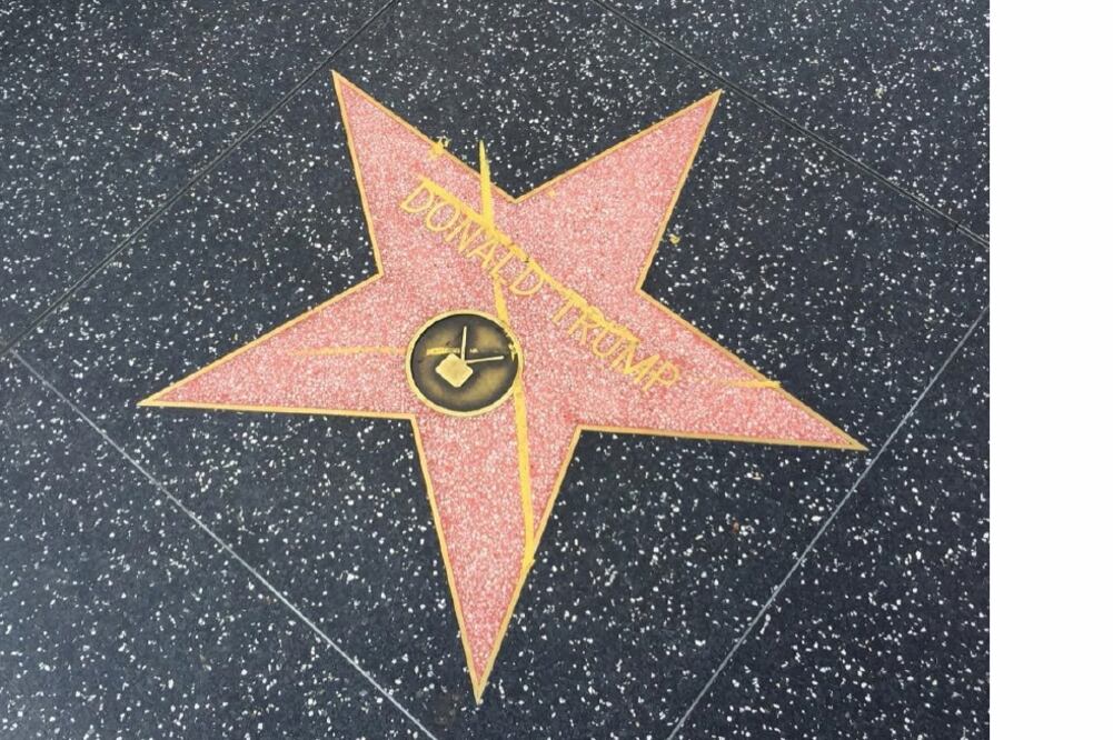 La estrella del magnate Donald Trump en el Paseo de la Fama de Hollywood apareció el jueves marcada con una X, según reportó el periodista Hunter Schwartz, quien subió la foto a su cuenta de Twitter (ESPECIAL)