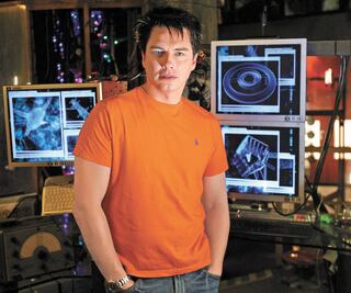 John Barrowman sufre lesión en cuello