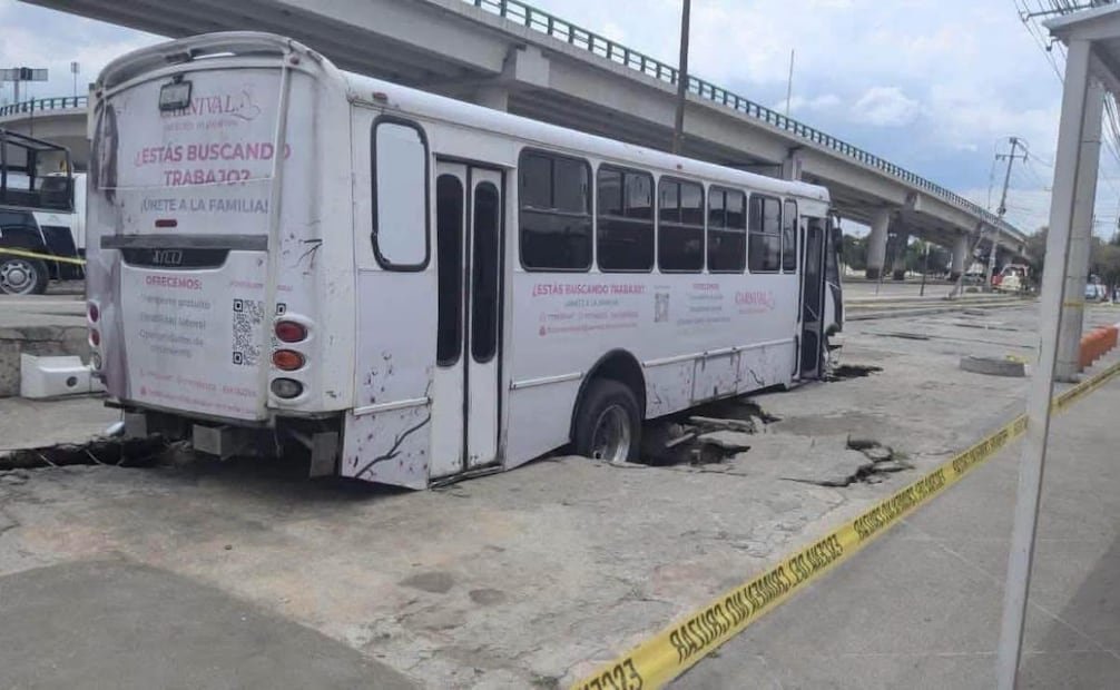 Tormenta colapsa vialidades en Hidalgo; camión de transporte público queda atrapado en un socavón.
(1/09/26)
Foto: Especial.
