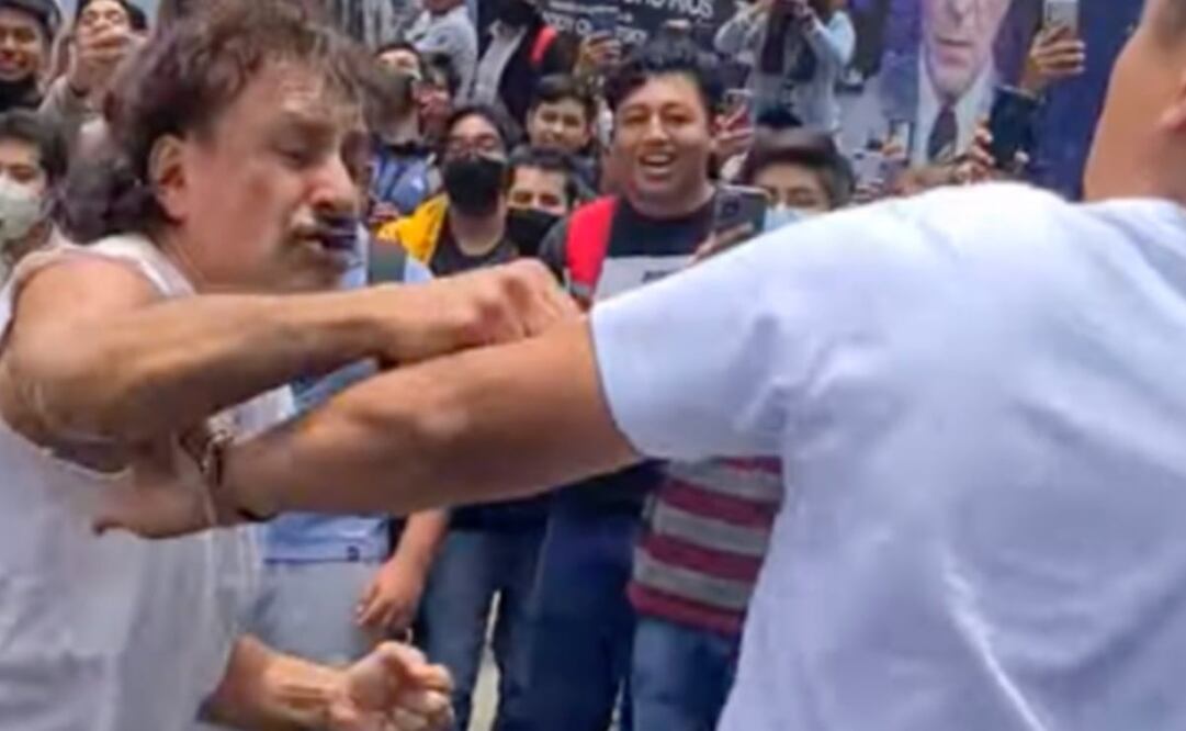 El docente y su alumno se enfrentaron a golpes en plena calle. Foto: Captura de video