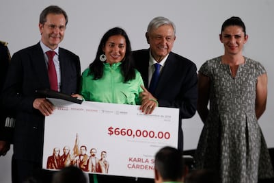 AMLO entrega estímulos económicos a atletas parapanamericanos