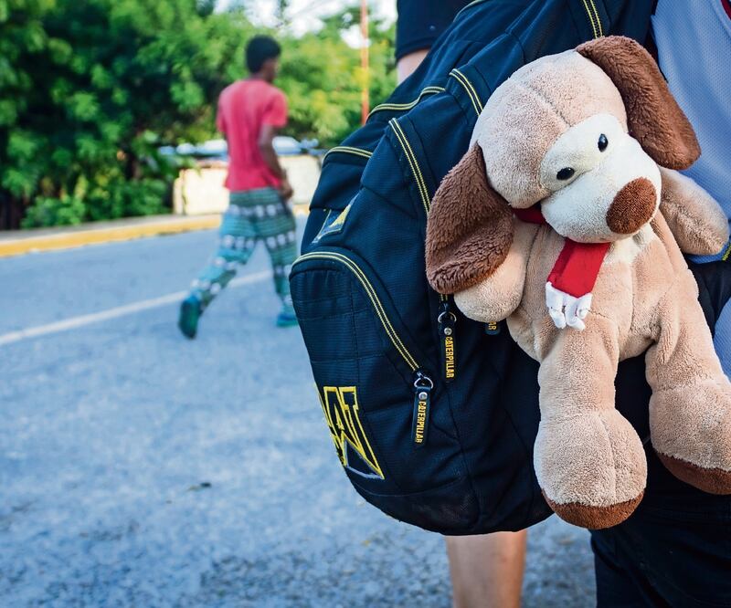 Familias migrantes esperan recibir el permiso de tránsito libre por México, trámite que realizan en el campo de futbol 21 de Marzo del municipio San Pedro Tapanatepec. Foto: Especial