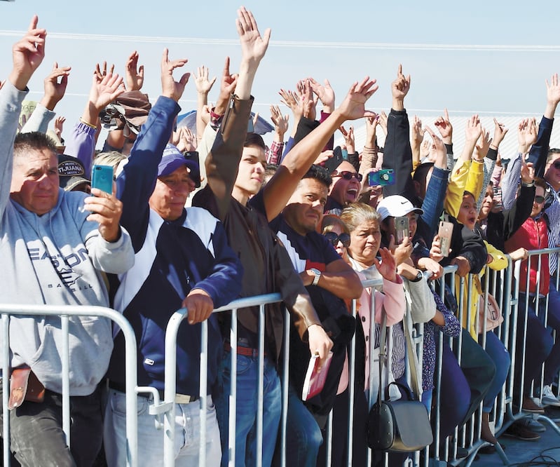 Tras un altercado entre asistentes al evento oficial, el Ejecutivo pidió que levantaran la mano aquellos que preferían la unidad del pueblo. Foto: PRESIDENCIA