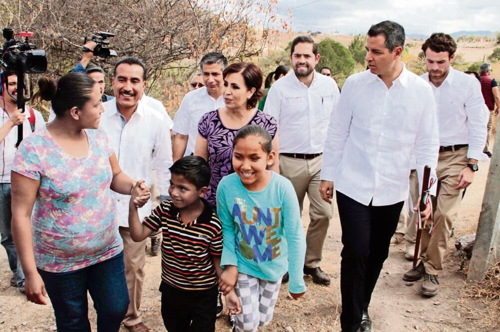 El gobernador de Oaxaca, Alejandro Murat, recibió en el municipio de Miahuatlán de Porfirio Díaz a la titular de la Sedatu, Rosario Robles, con quien entregó apoyos de los programas Un cuarto Más y Papelito Habla. (EDWIN HERNÁNDEZ. EL UNIVERSAL)