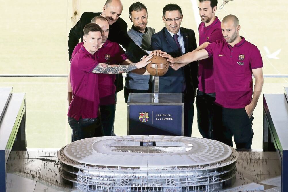 La maqueta (que pesa 70 kg) fue presentada en las instalaciones blaugrana (FOTOS. ALBERT GEA. REUTERS)