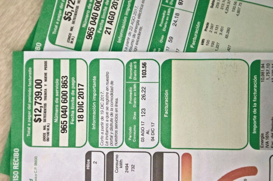 El comerciante Sergio denuncia que los cobros de luz fueron arbitrarios. Por 10 años pagó no más de 2 mil 500 pesos, pero en 2012 el monto empezó a subir. Foto/GERMÁN ESPINOSA/EL UNIVERSAL