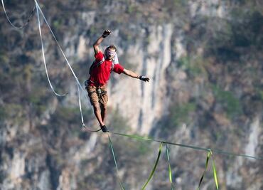 Atleta alemán rompe récords al cruzar en la cuerda floja el Cañón del Sumidero