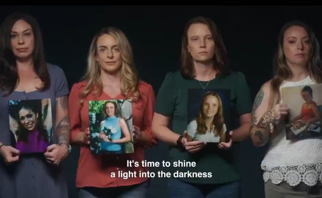 4 víctimas de Jeffrey Epstein sostienen su foto de cuando eran menores de edad y lo conocieron. (16/11/25) Foto: Captura de video