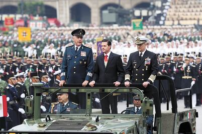 Destacan en desfile acción de apoyo a la ciudadanía