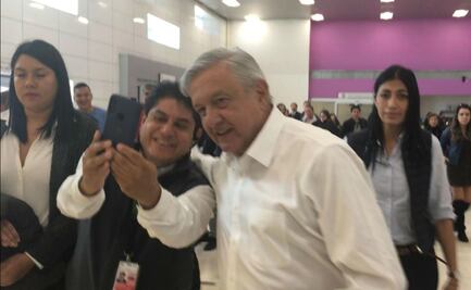 AMLO llega a Jalisco; mujeres le piden su intervención por desalojo