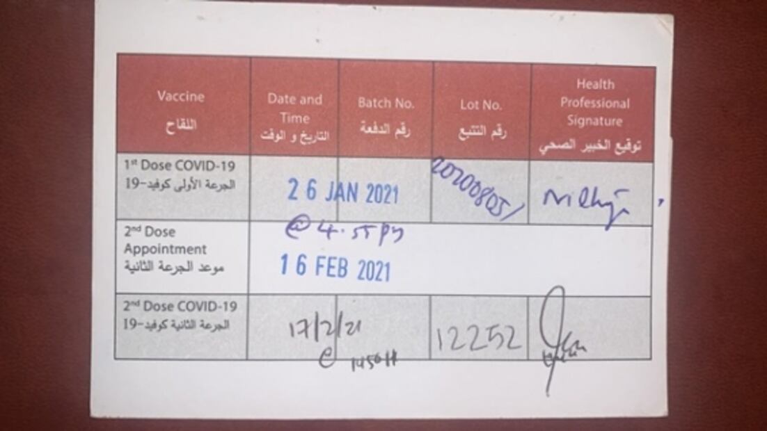 Joven mexicano, vacunado y hasta le dieron a elegir marca... pero en Dubái