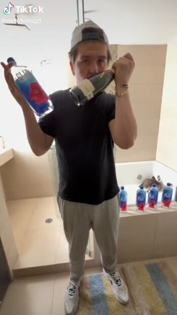 El influencer Fofo Máquez presume su peculiar mascota y otros lujos de su habitación