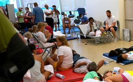 “¿Lo has visto?”: familiares buscan a sus seres queridos tras derrumbe de edificio en Miami