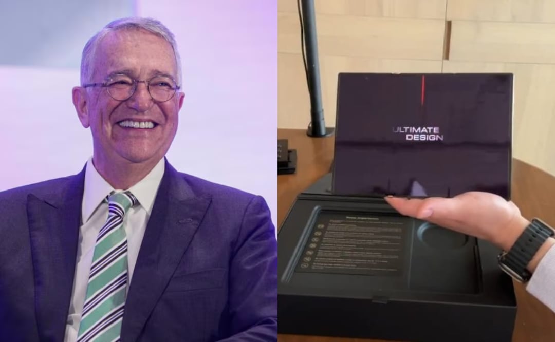 Salinas Pliego con un celular de tres pantallas. Imagen: especial