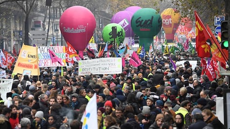 Huelga paraliza a Francia; cierra Torre Eiffel y paran los trenes
