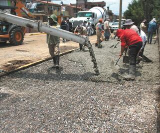 Reparan socavón de 20 metros de largo
