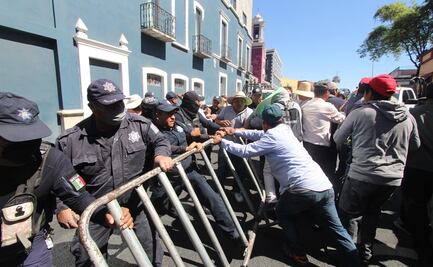 Protesta contra verificación provoca zafarrancho en Casa Aguayo de Puebla