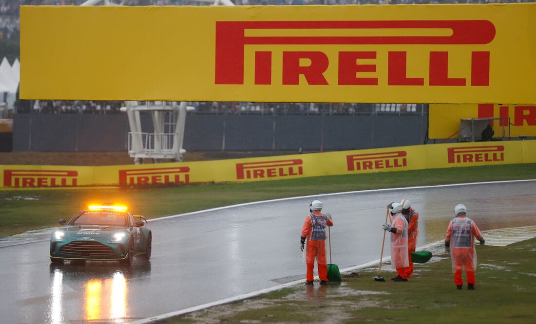 Comisarios intentan secar la pista después de llover este sábado en el Circuito de Interlagos - Foto: EFE