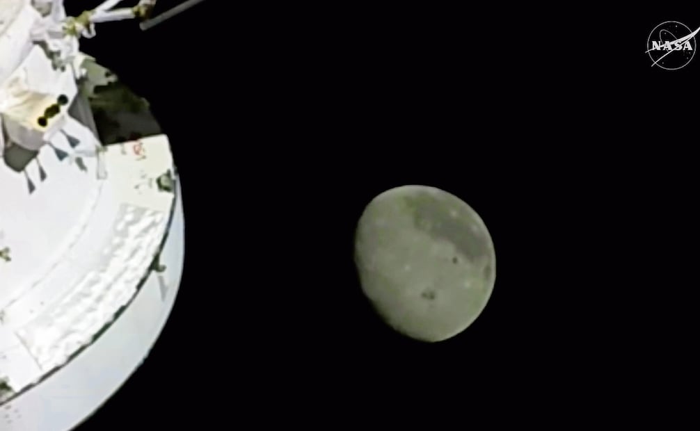 Captura de pantalla de una retransmisión en directo de la NASA muestra a la nave espacial Orión acercándose a la Luna. Foto: NASA