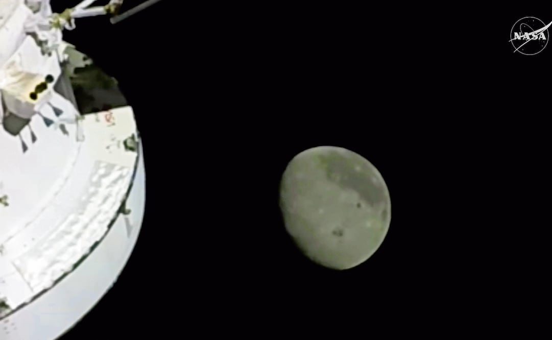 Captura de pantalla de una retransmisión en directo de la NASA muestra a la nave espacial Orión acercándose a la Luna. Foto: NASA
