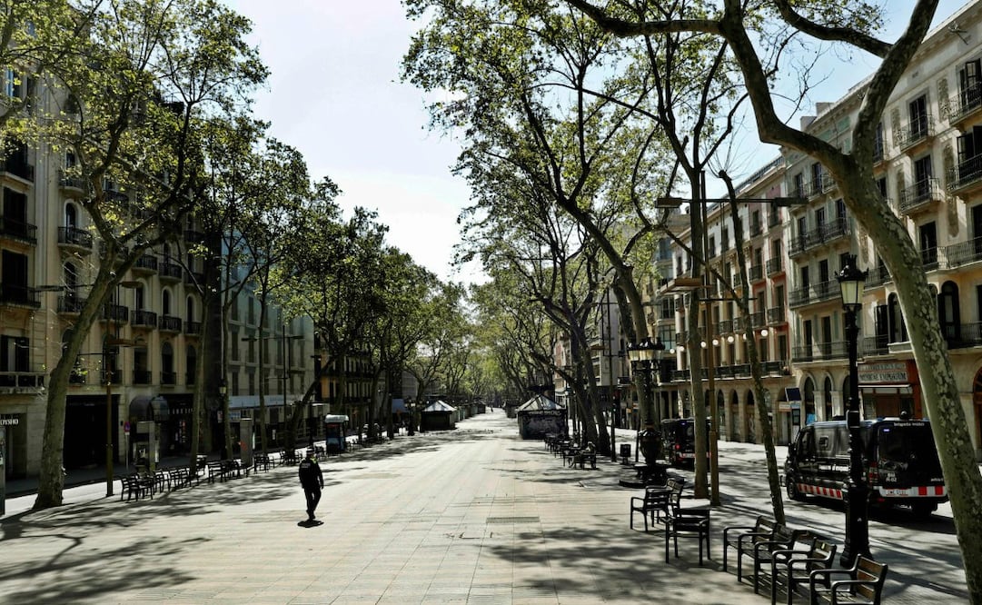 La Rambla es una de las calles más transitadas de Barcelona. Así luce actualmente el paseo, que mide poco más de un kilómetro. Foto: Toni Albir. EFE