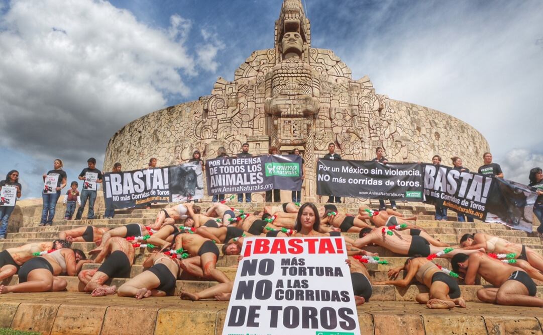 Activistas a favor de la protección de los animales, realizaron una protesta ante el Monumento a la Patria en Paseo de Montejo, para exigir se prohiban los espectáculos de toros en Yucatán.  Foto: Lorenzo Hernández Pérez