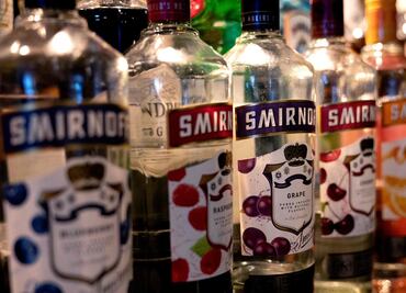 "Lo siento, no servimos productos rusos": EU y Canadá cancelan cocteles con vodka de Rusia