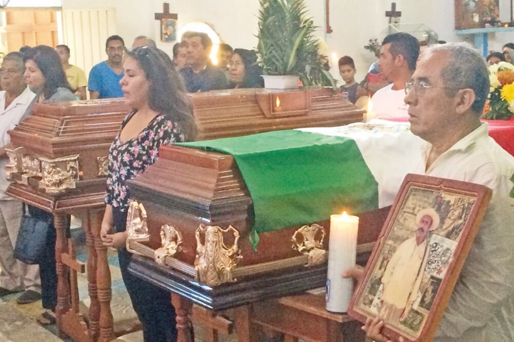 Familiares y amigos acompañaron en el velorio a los deudos del ex dirigente perredista, asesinado junto a su esposa, su suegra y su chofer (CORTESÍA LUIS DANIEL NAVA)