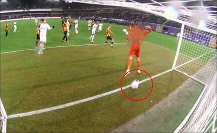 Chino Huerta protagoniza polémica jugada con el Anderlecht; ¿era o no era gol?