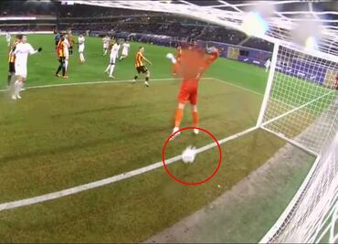 Chino Huerta protagoniza polémica jugada con el Anderlecht; ¿era o no era gol?