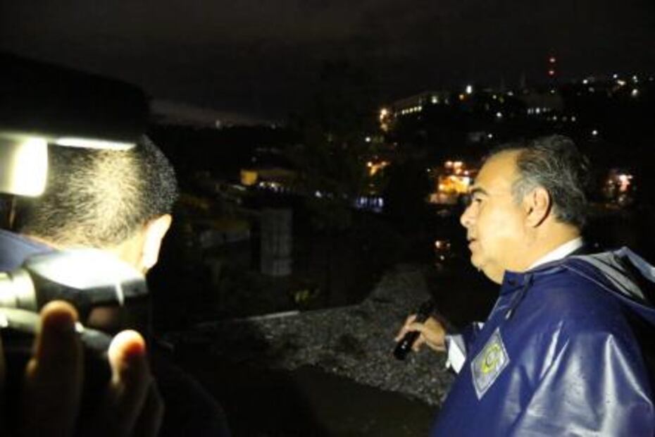 Lluvia desborda presa en Tacubaya