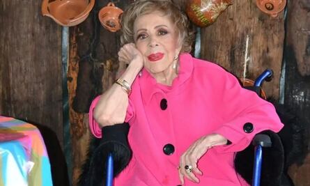 Silvia Pinal regresa a la escuela primaria donde estudió y la reciben con aplausos 