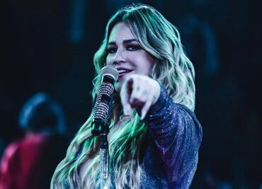 María José ayuda a anciana a llegar a Pantitlán; la mujer padece demencia senil