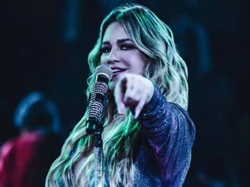 María José ayuda a anciana a llegar a Pantitlán; la mujer padece demencia senil