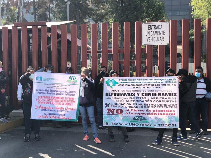 Trabajadores de Telebachilleratos bloquean accesos a la Cámara de Diputados