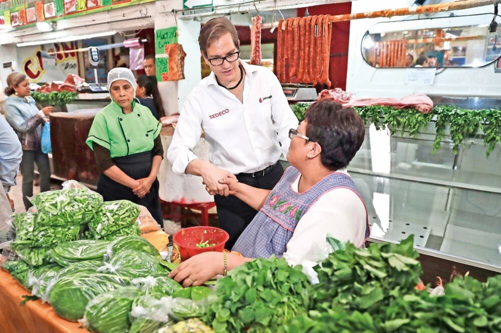 El secretario de Desarrollo Económico entregó microcréditos y se comprometió a rehabilitar fachadas de los mercados de la demarcación (CRISTOPHER ROGEL. EL UNIVERSAL)