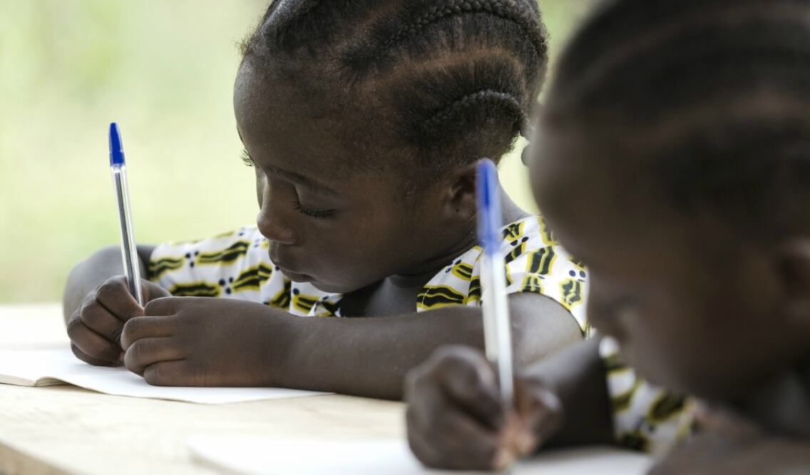 Puedes regalar útiles escolares, juguetes didácticos, materiales de arte y hasta equipo quirúrgico. (Foto: Istock)