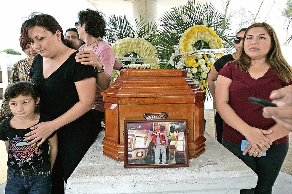 Familiares de Fredy y compañeros hicieron guardia de honor junto a su féretro; el vulcano pasó su niñez en la planta de Pajaritos (ALEJANDRO ACOSTA. EL UNIVERSAL)