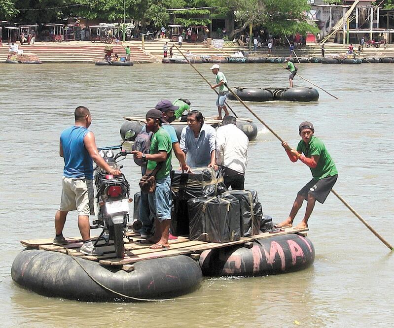 Las personas utilizan balsas de neumáticos para poder cruzar la frontera sur. Foto: MARÍA DE JESÚS PETERS. EL UNIVERSAL